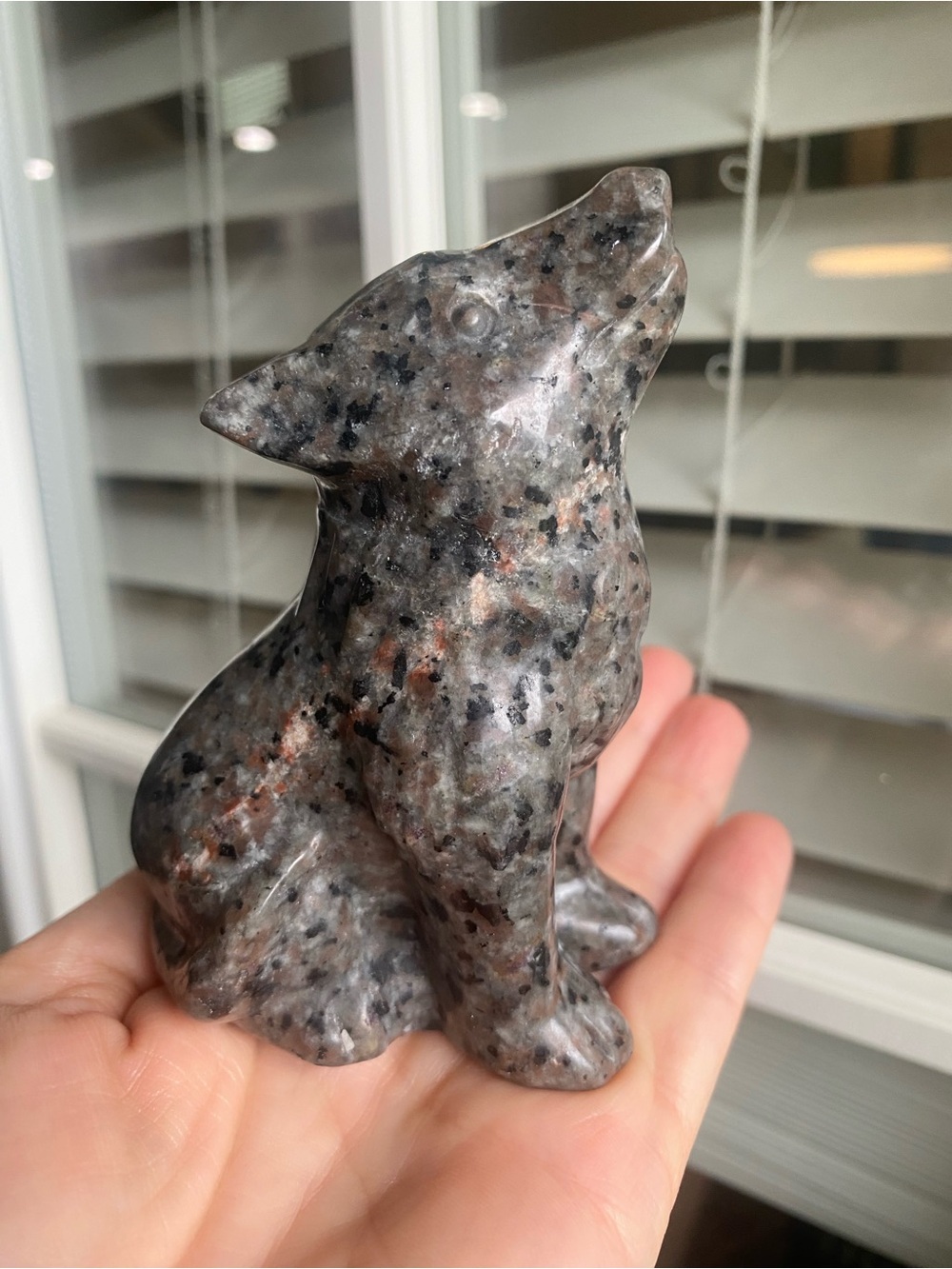 🌕 Moonlit Guardian – 4.5” Yooperlite Howling Wolf Carving 🐺✨ - Picture 6 of 9